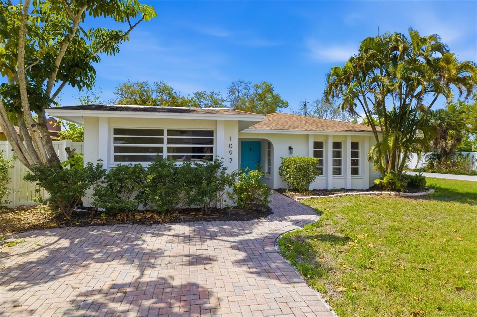 1097 Willis Ave Property Photo 3