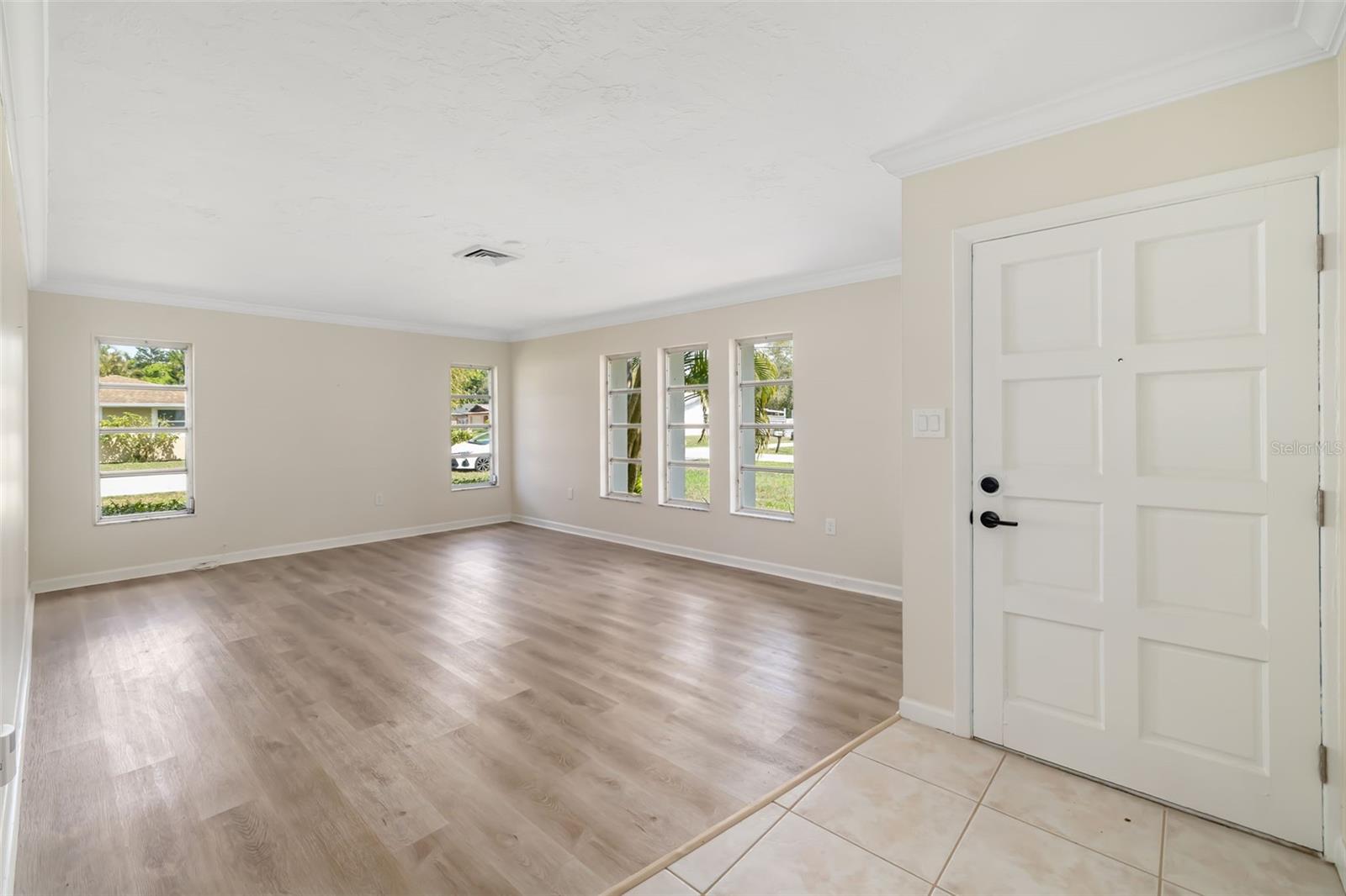1097 Willis Ave Property Photo 8