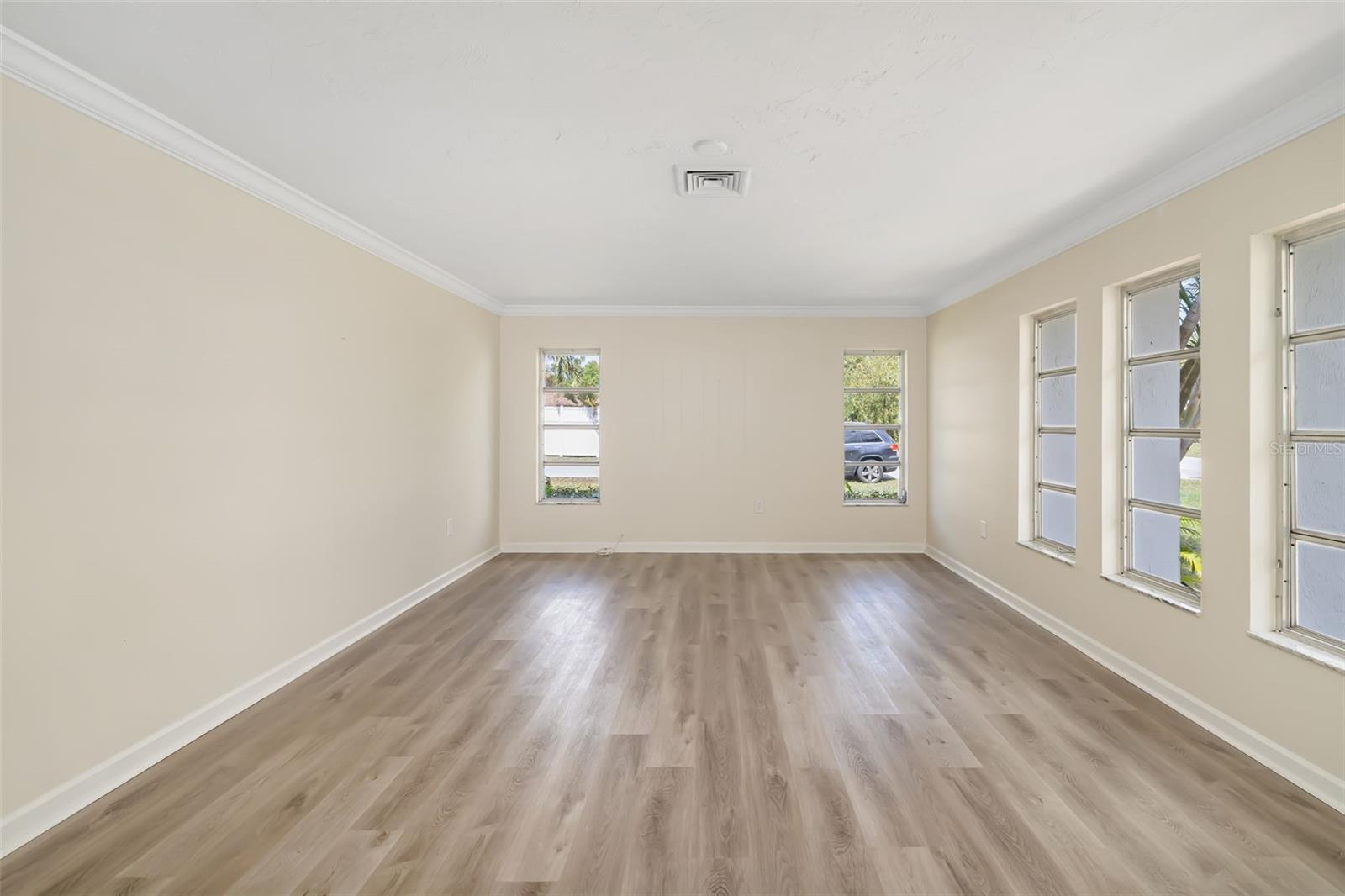1097 Willis Ave Property Photo 14