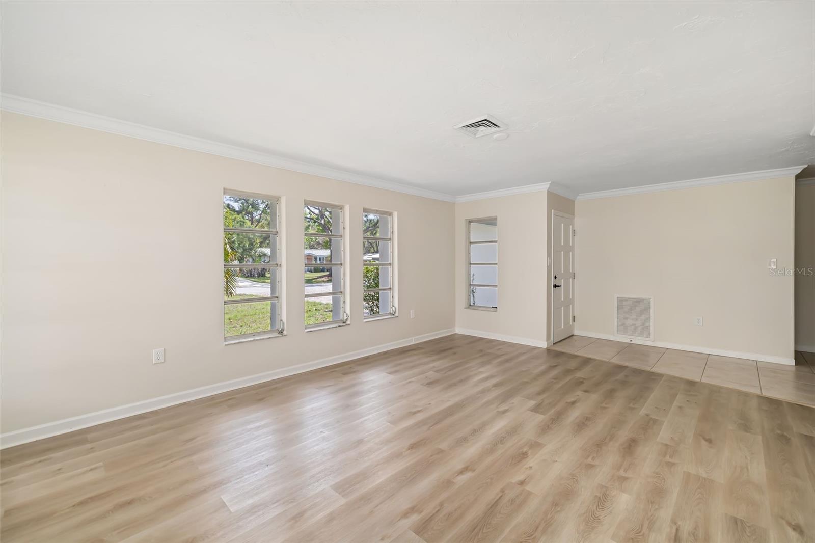 1097 Willis Ave Property Photo 15