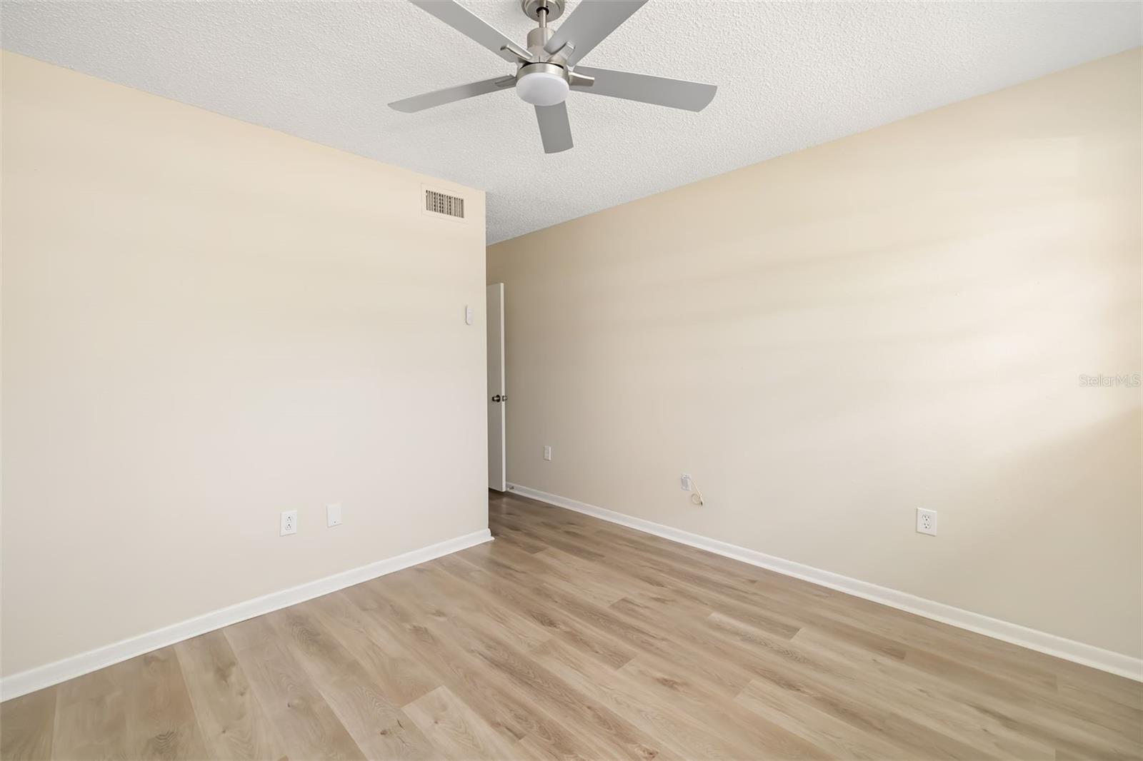 1097 Willis Ave Property Photo 24