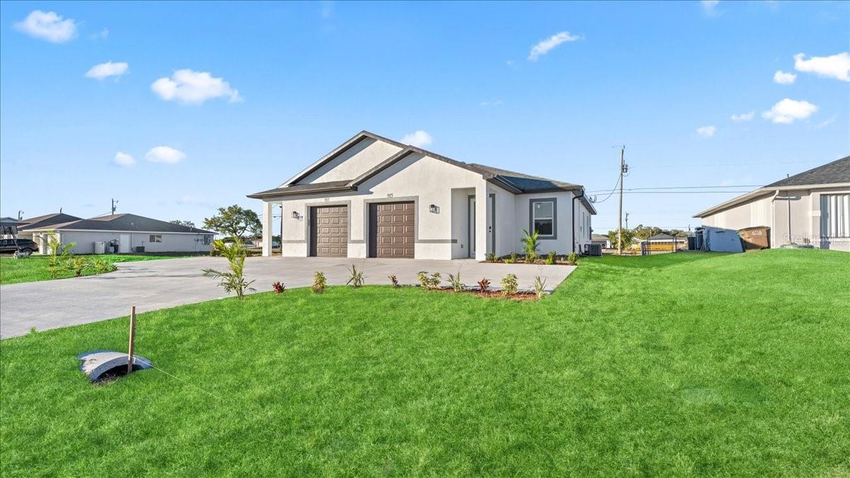 826/828 DIPLOMAT PKWY E Property Photo 1