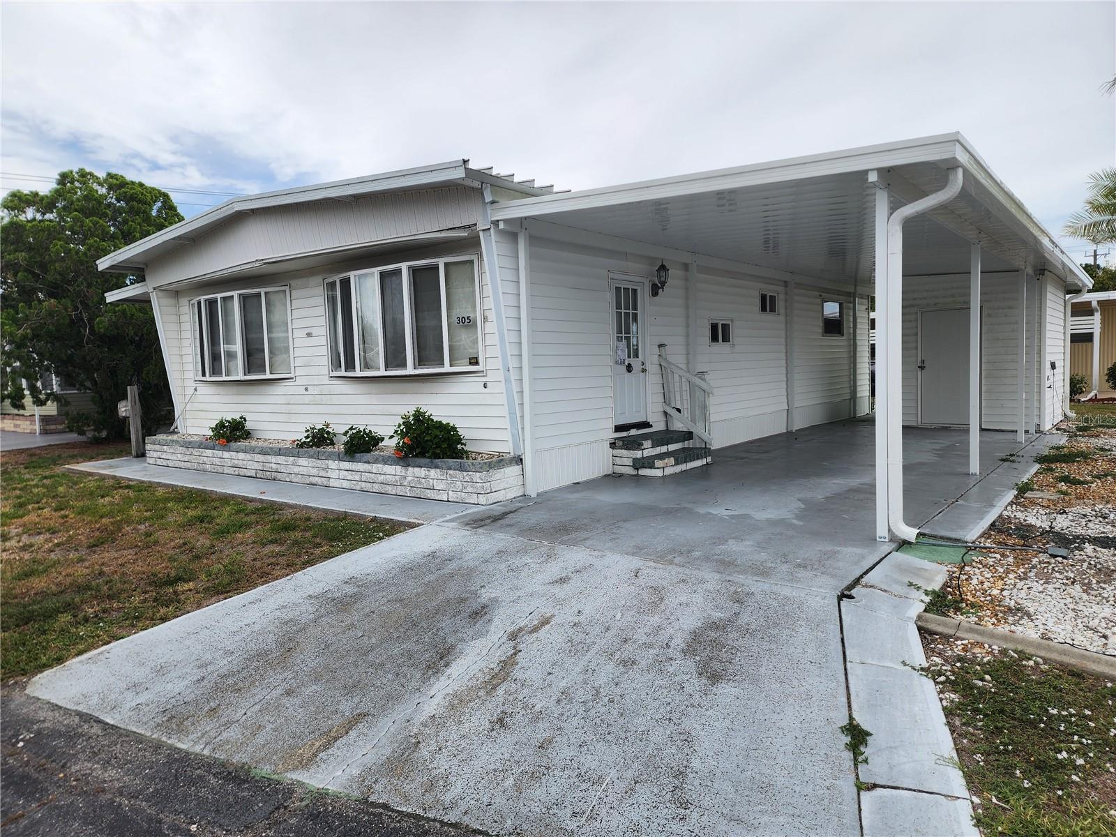 305 Batan Ct Property Photo 1