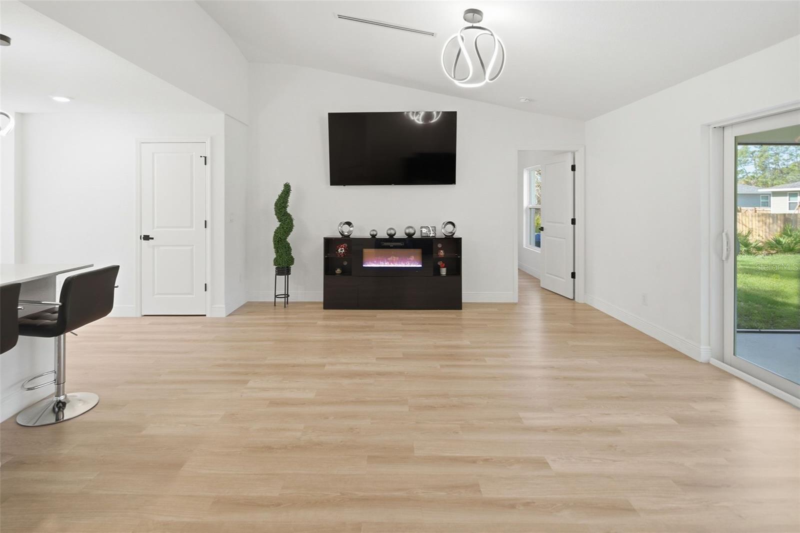 49 Troutdale St Property Photo 6