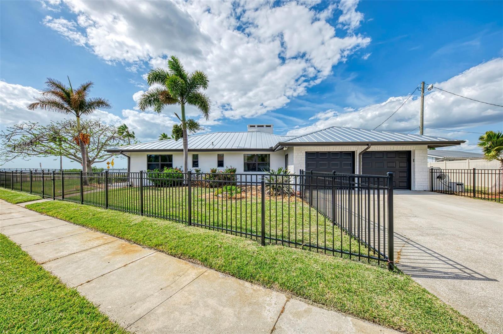 1822 Riverside Dr E Property Photo 3