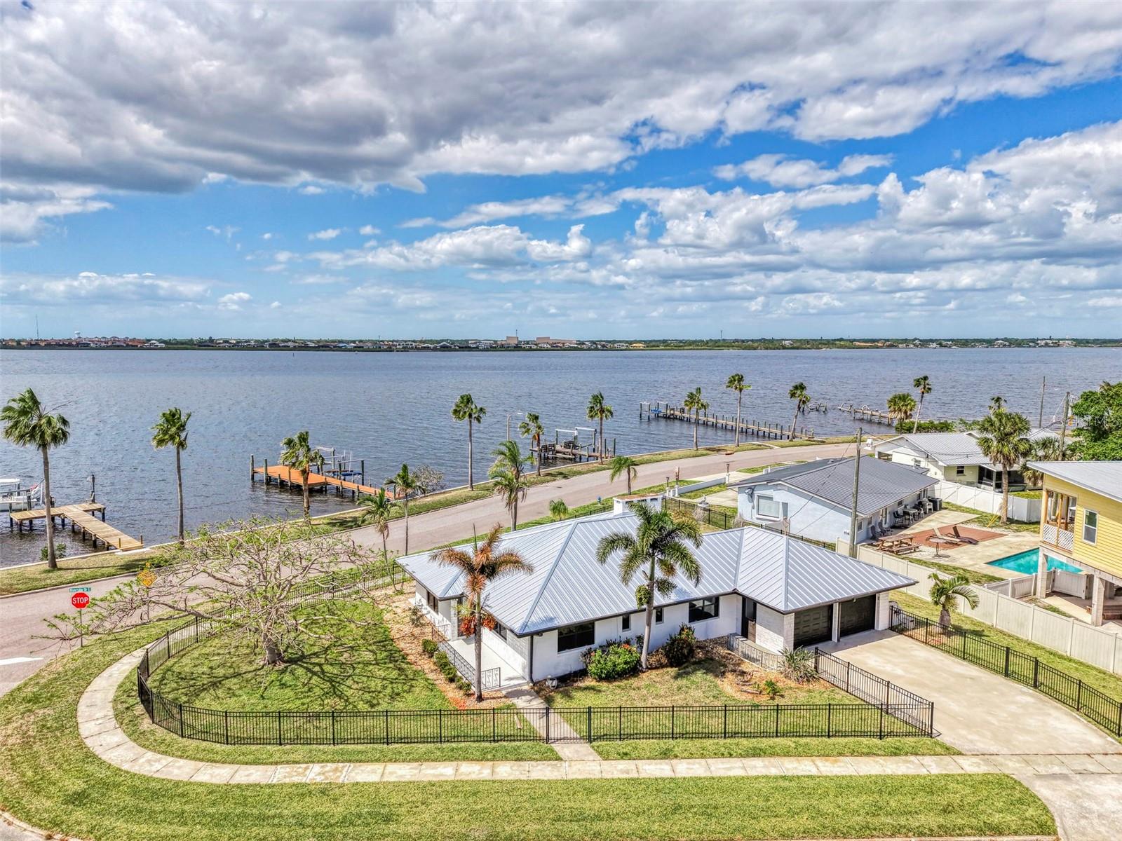 1822 Riverside Dr E Property Photo 4