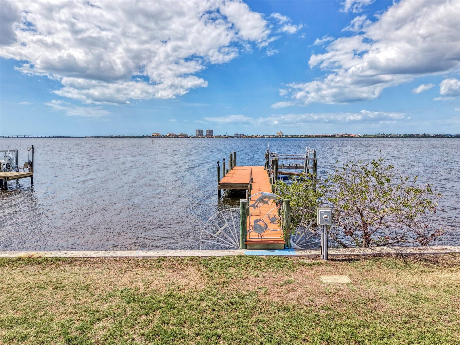 1822 Riverside Dr E Property Photo 37