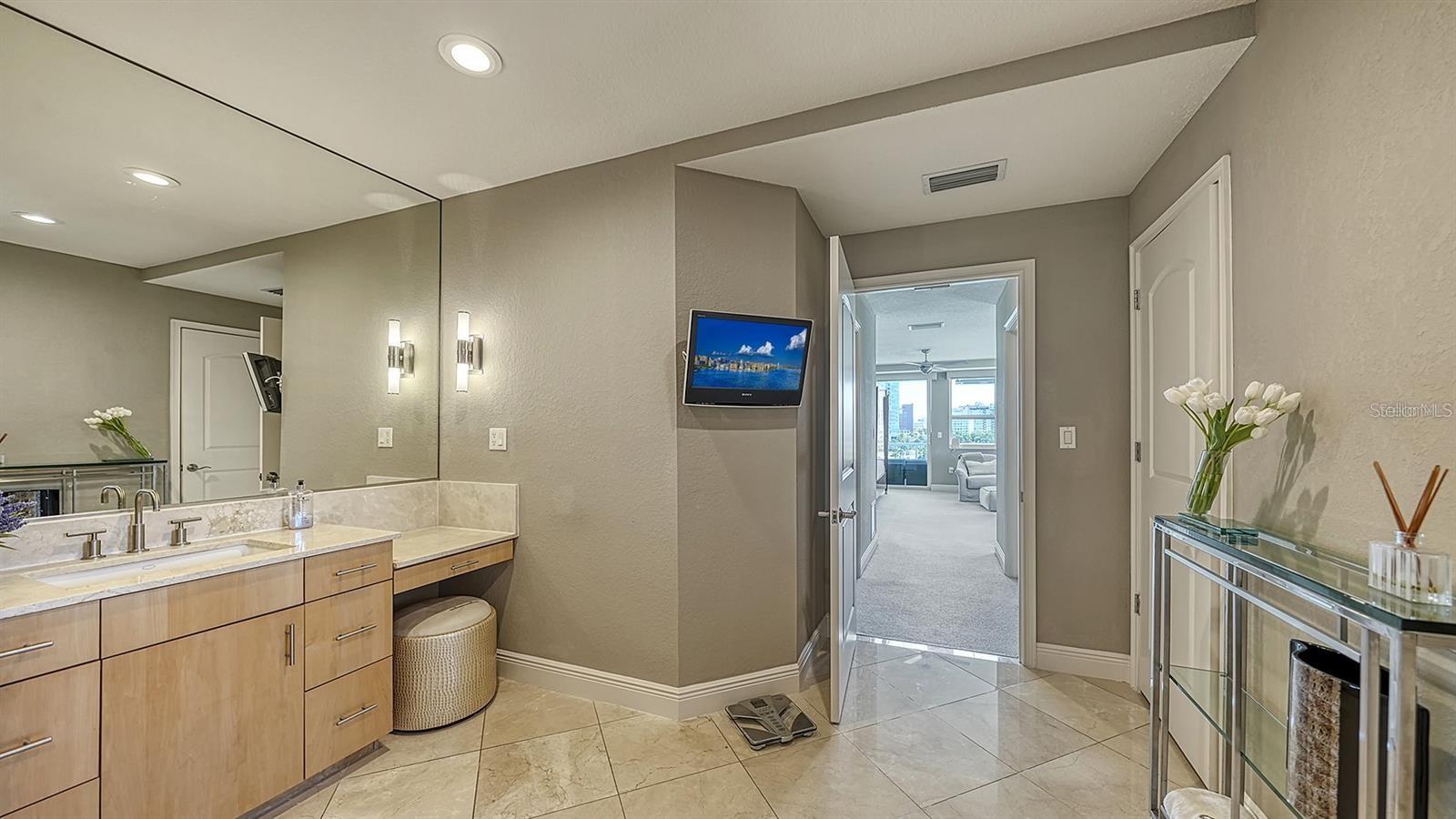 650 Golden Gate Pt #602 Property Photo 28