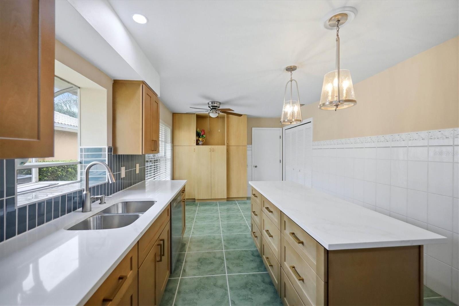 4738 Dundee Dr Property Photo 6