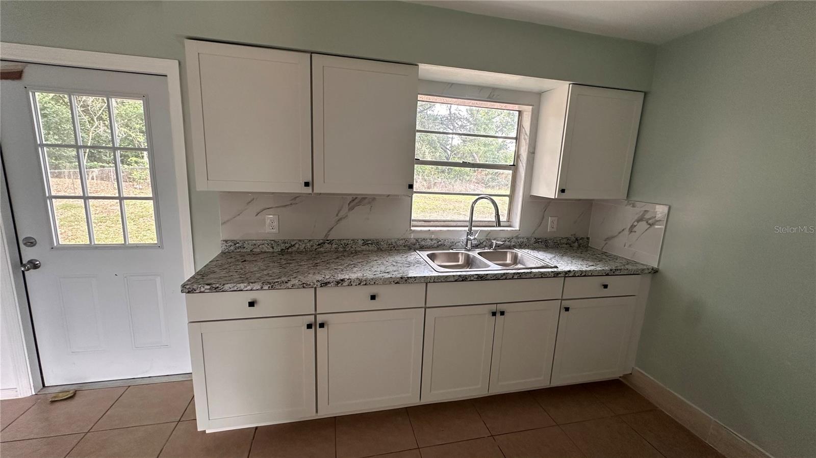 2587 Sunrise Ter Property Photo 3