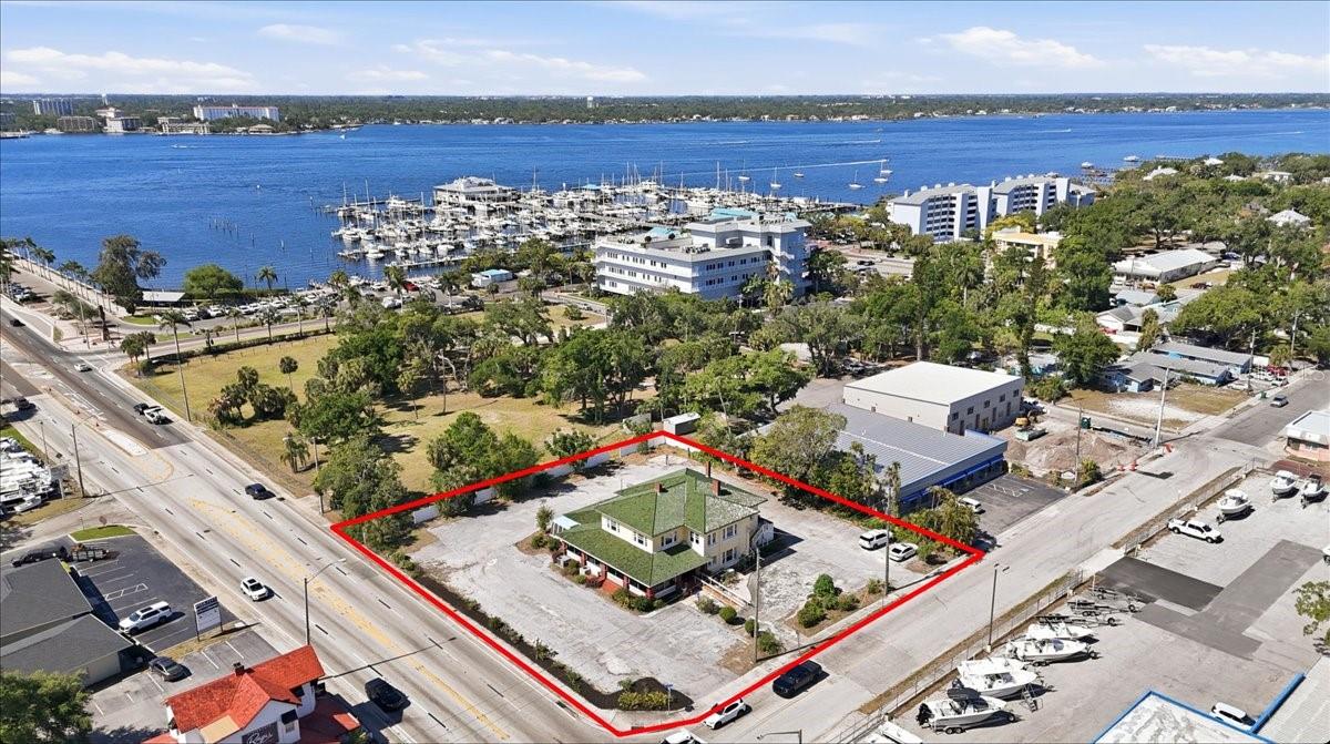 337 US-41 BUS. Property Photo 1