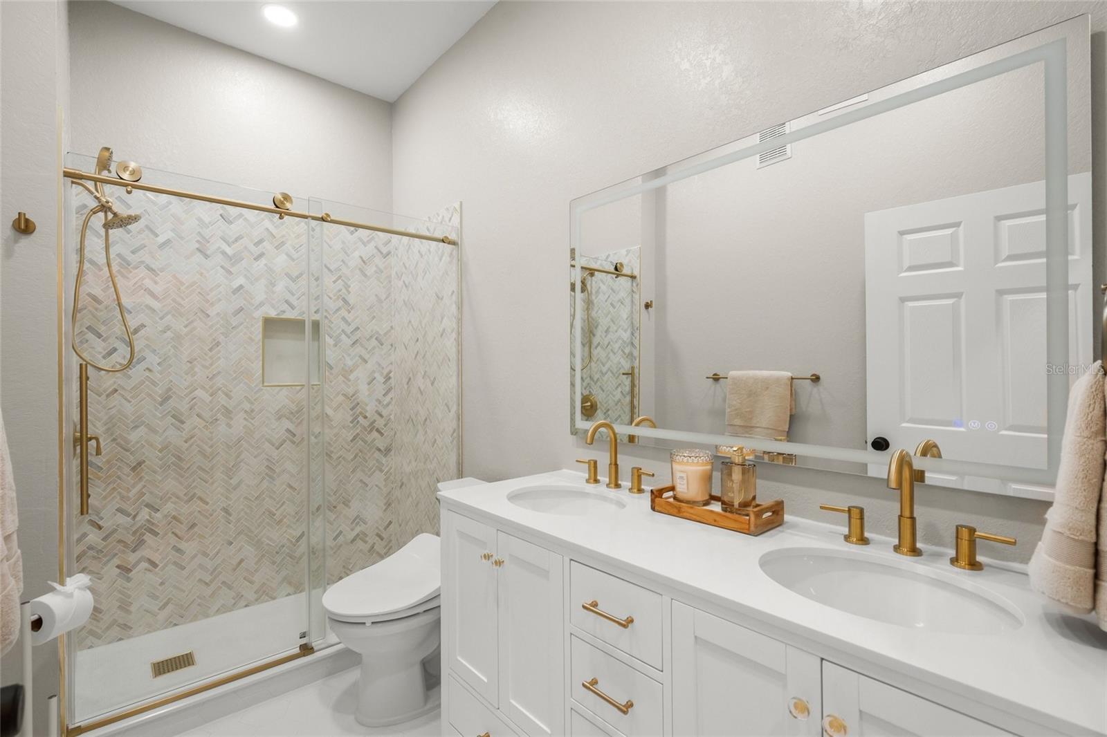 5160 Northridge Rd #302 Property Photo 18