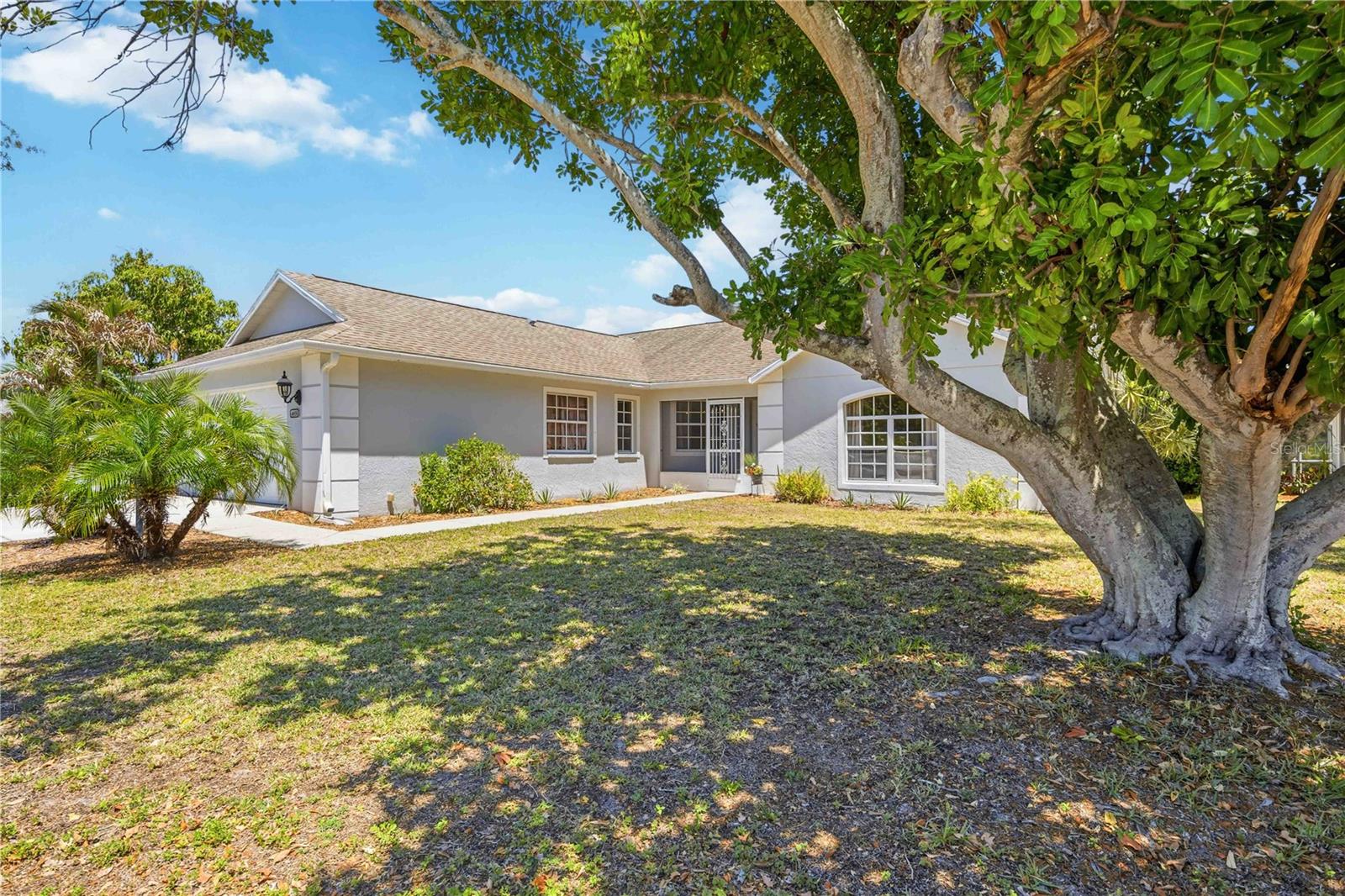 4851 Hamlets Grove Dr Property Photo 3