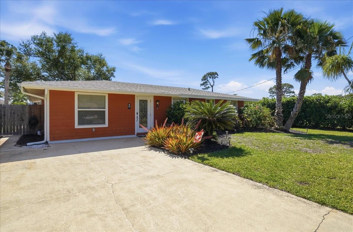 1129 Riviera St Property Photo 4