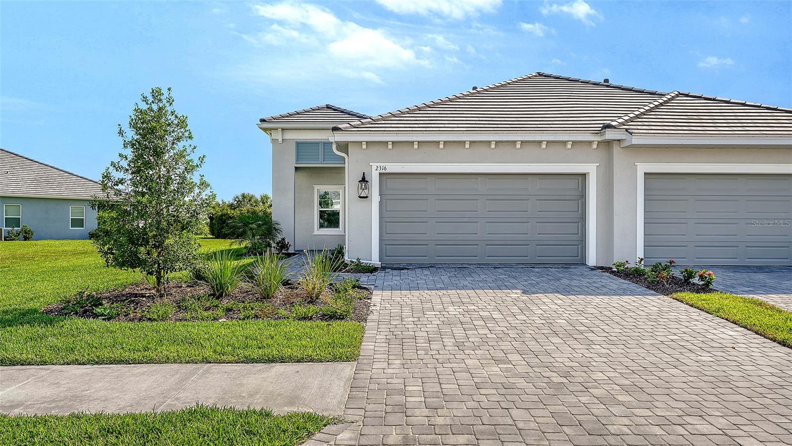 2316 Blue Mahoe Ln Property Photo 1