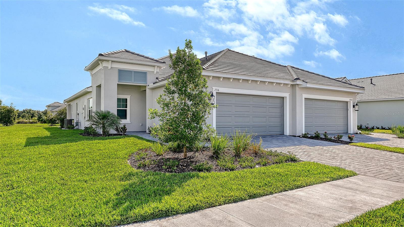 2316 Blue Mahoe Ln Property Photo 2