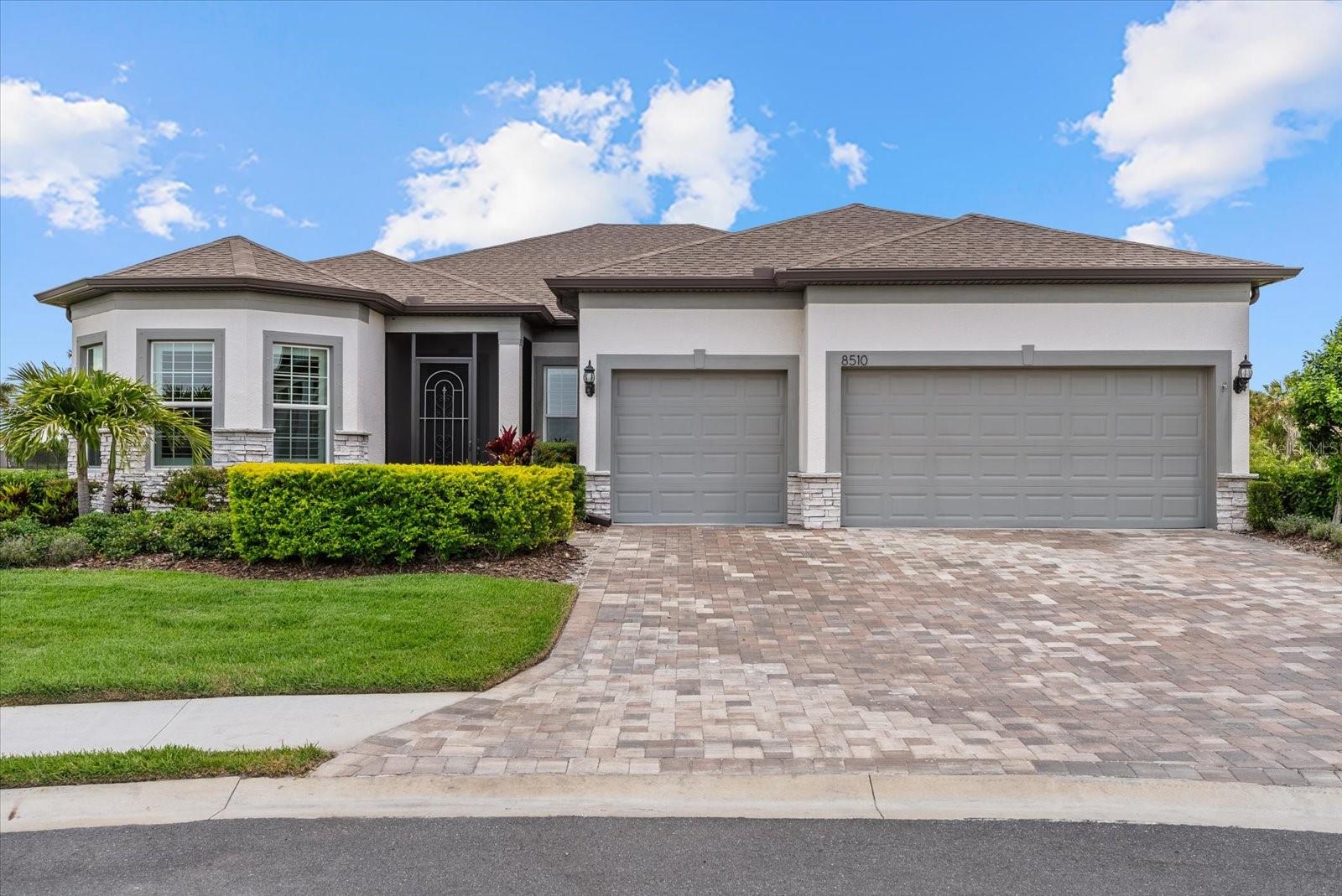 8510 Coastal Palms Gln Property Photo 1
