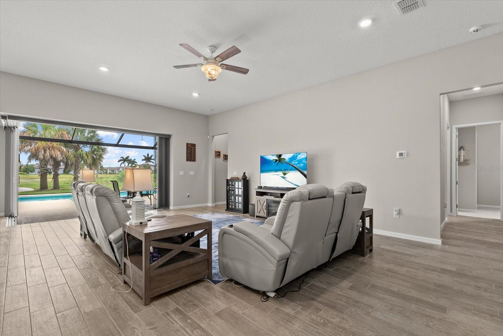 8510 Coastal Palms Gln Property Photo 12