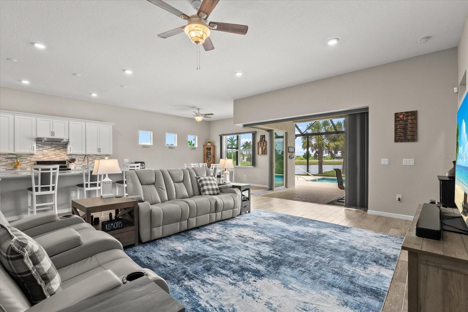 8510 Coastal Palms Gln Property Photo 15