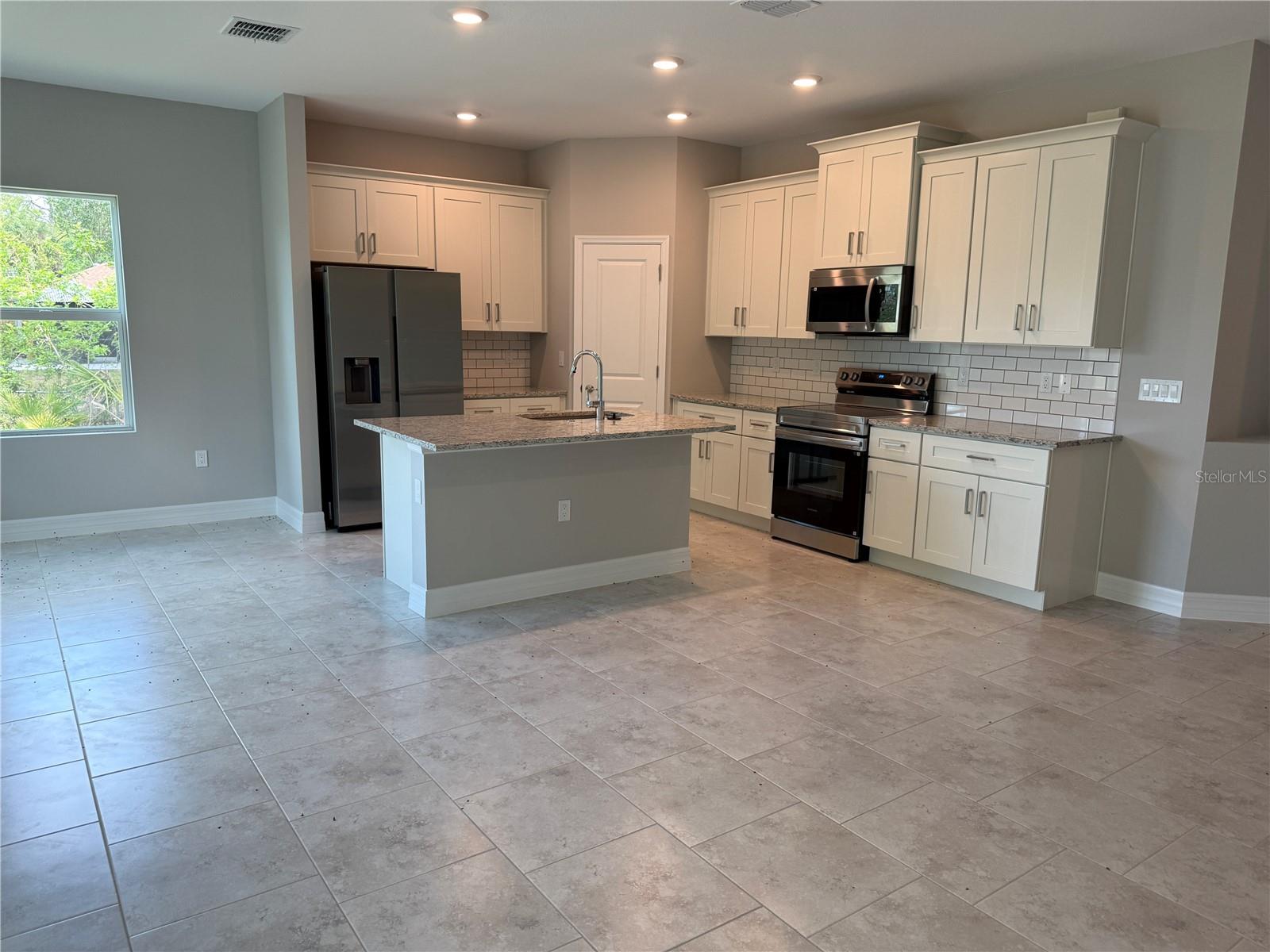 1275 Perry St Property Photo 5