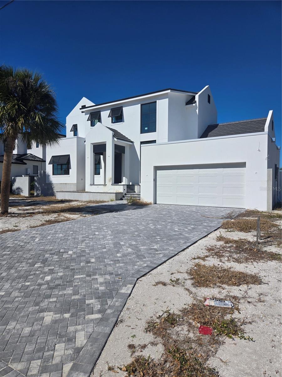 927 Contento St Property Photo 3