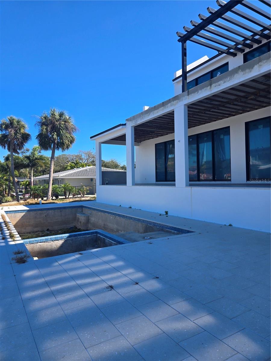 927 Contento St Property Photo 6