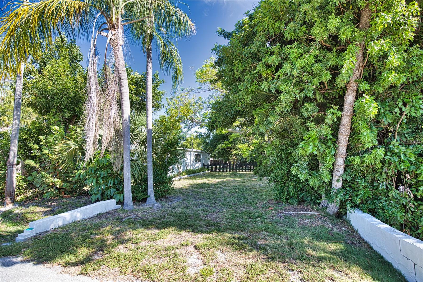 650 Edwards St Property Photo 3