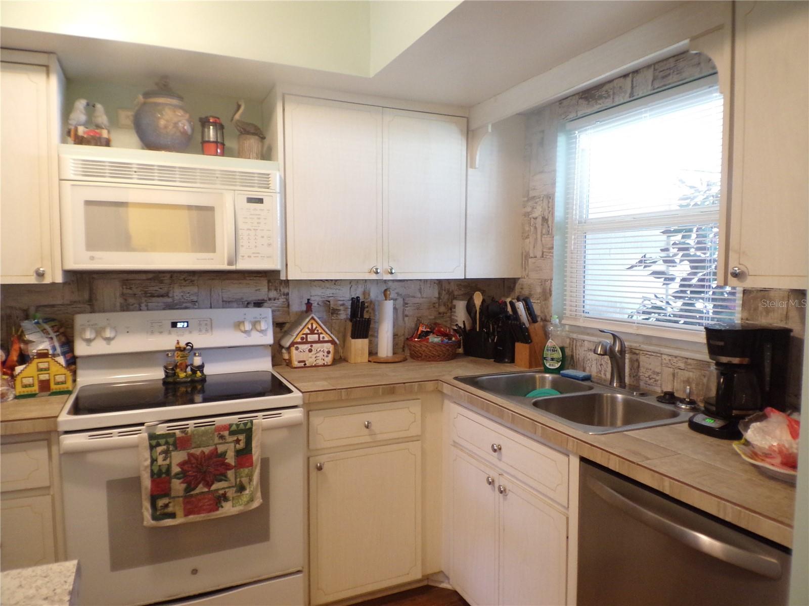 670 Park Cir Property Photo 2