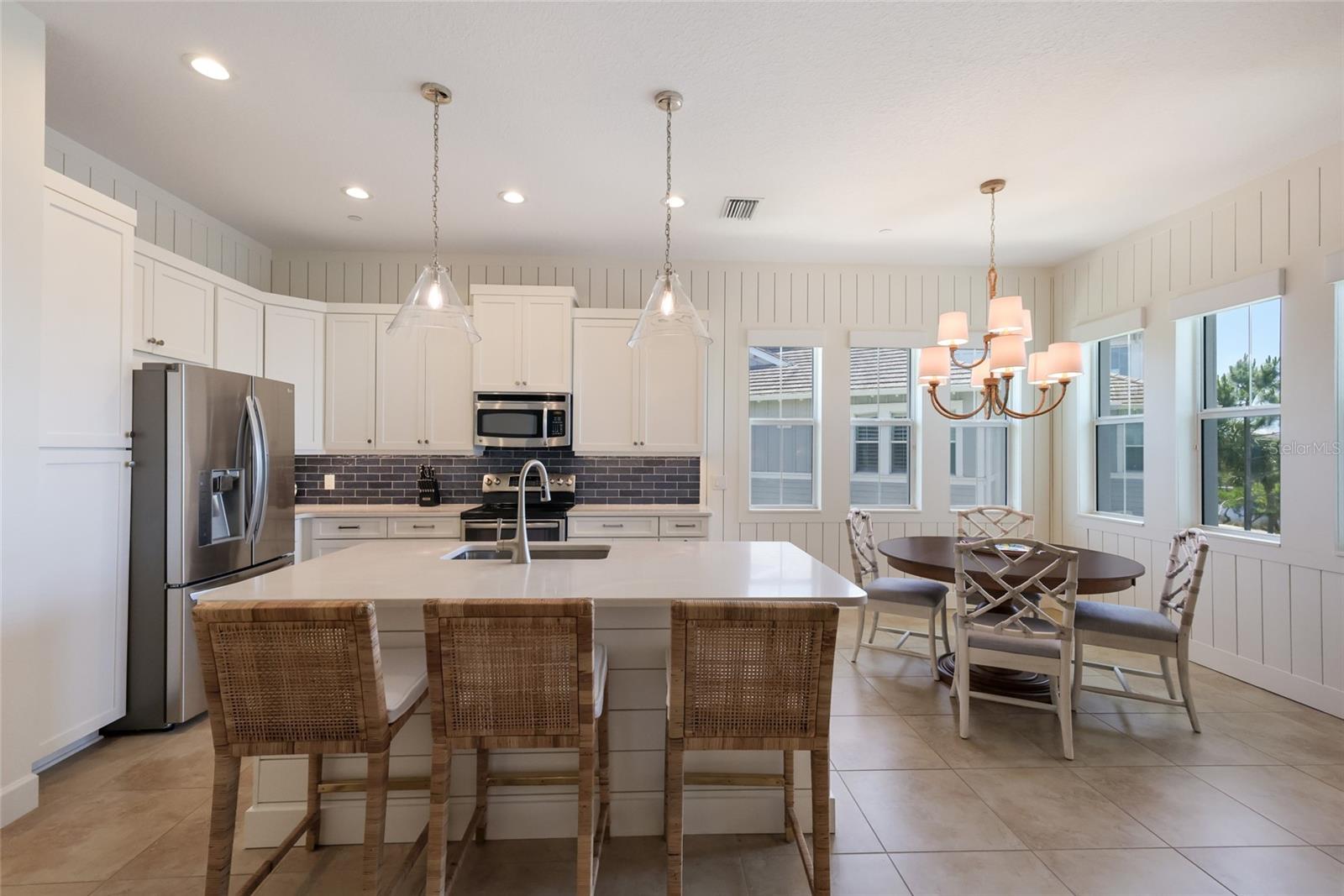 258 Sapphire Lake Dr #202 Property Photo 12