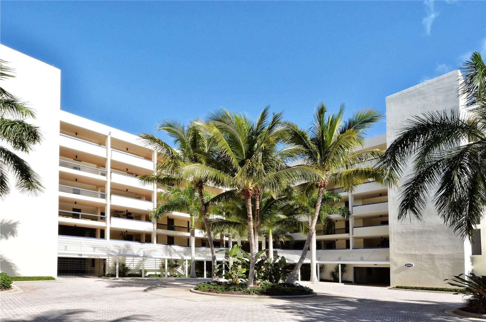 1930 HARBOURSIDE DR #122 Property Photo 1