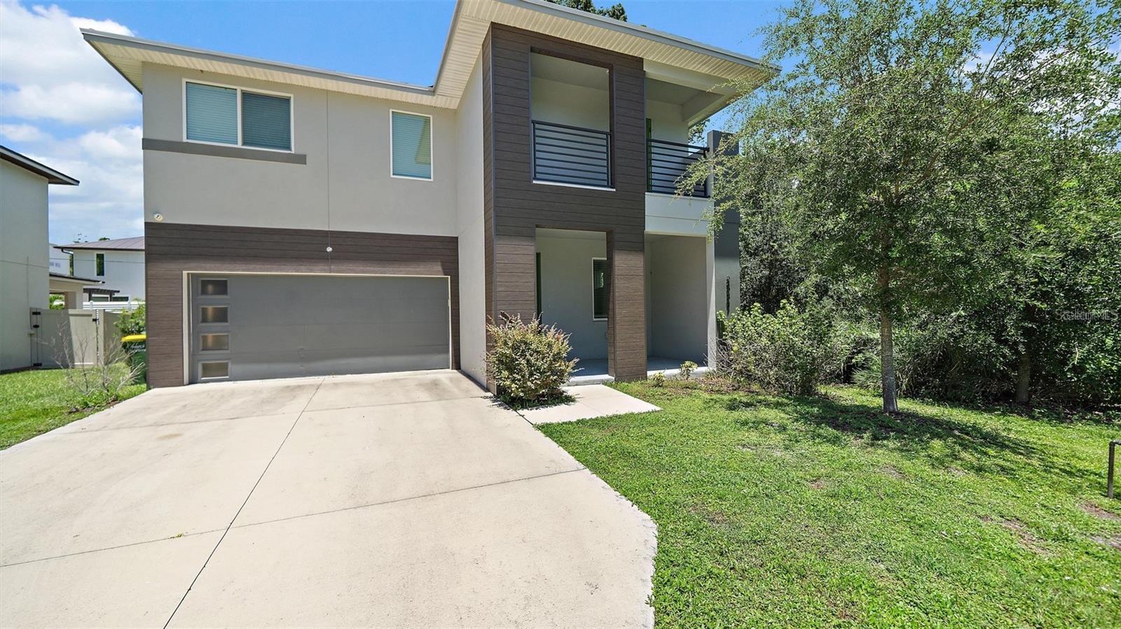 2587 Temple St Property Photo 1