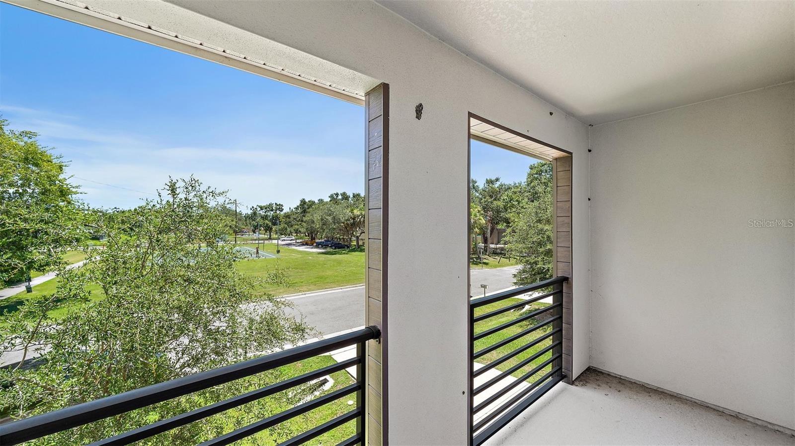 2587 Temple St Property Photo 2