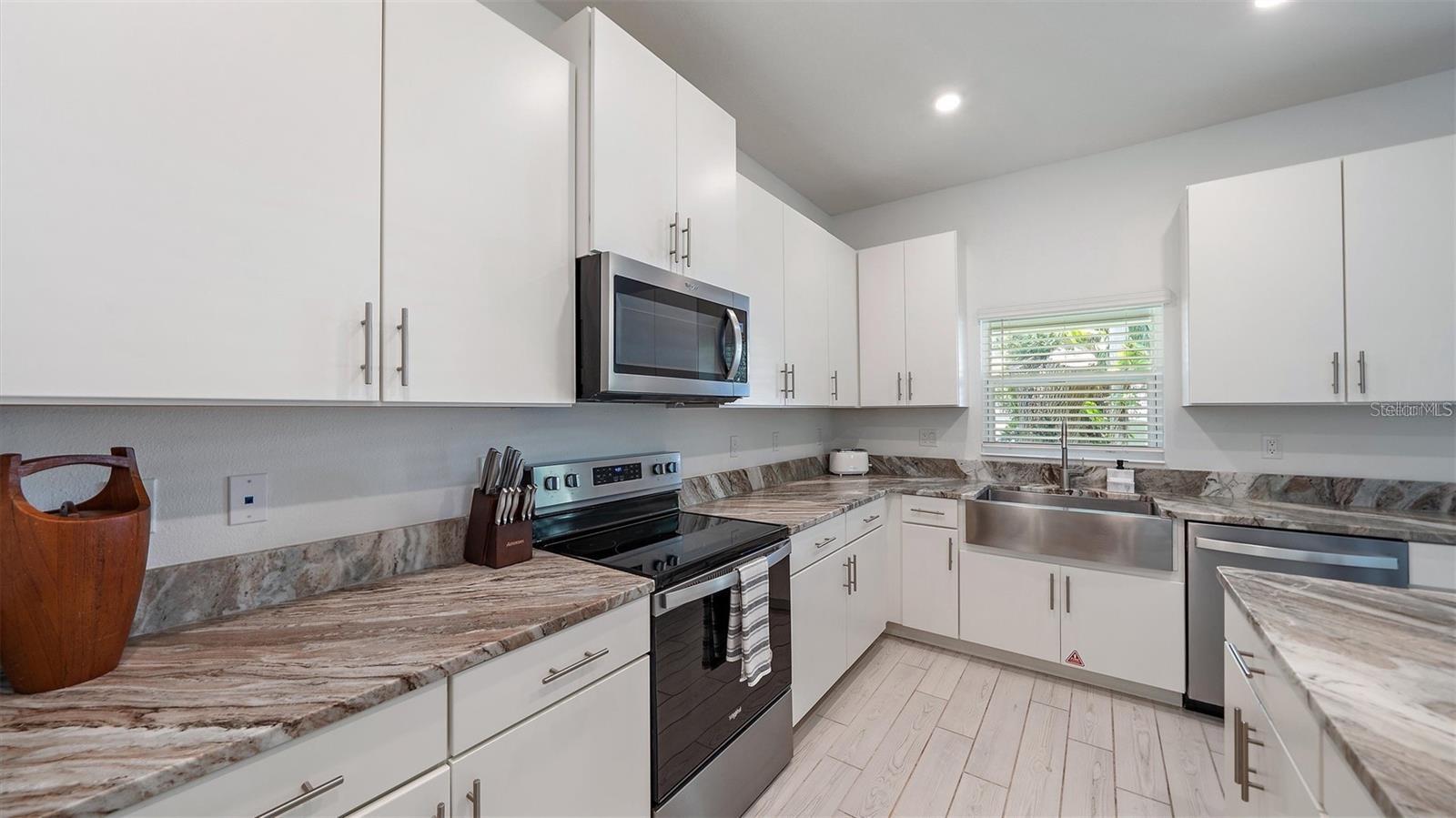 2587 Temple St Property Photo 6