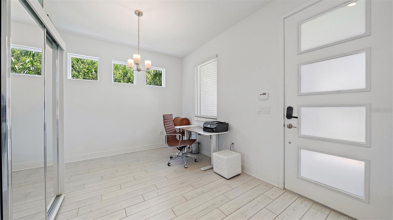2587 Temple St Property Photo 10