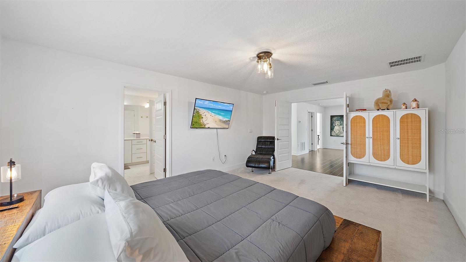 2587 Temple St Property Photo 11