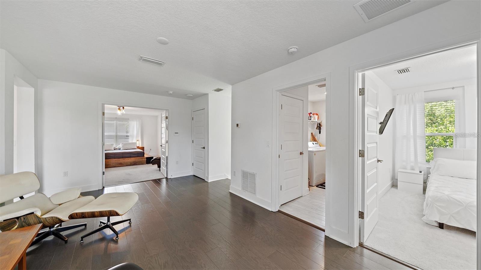 2587 Temple St Property Photo 15