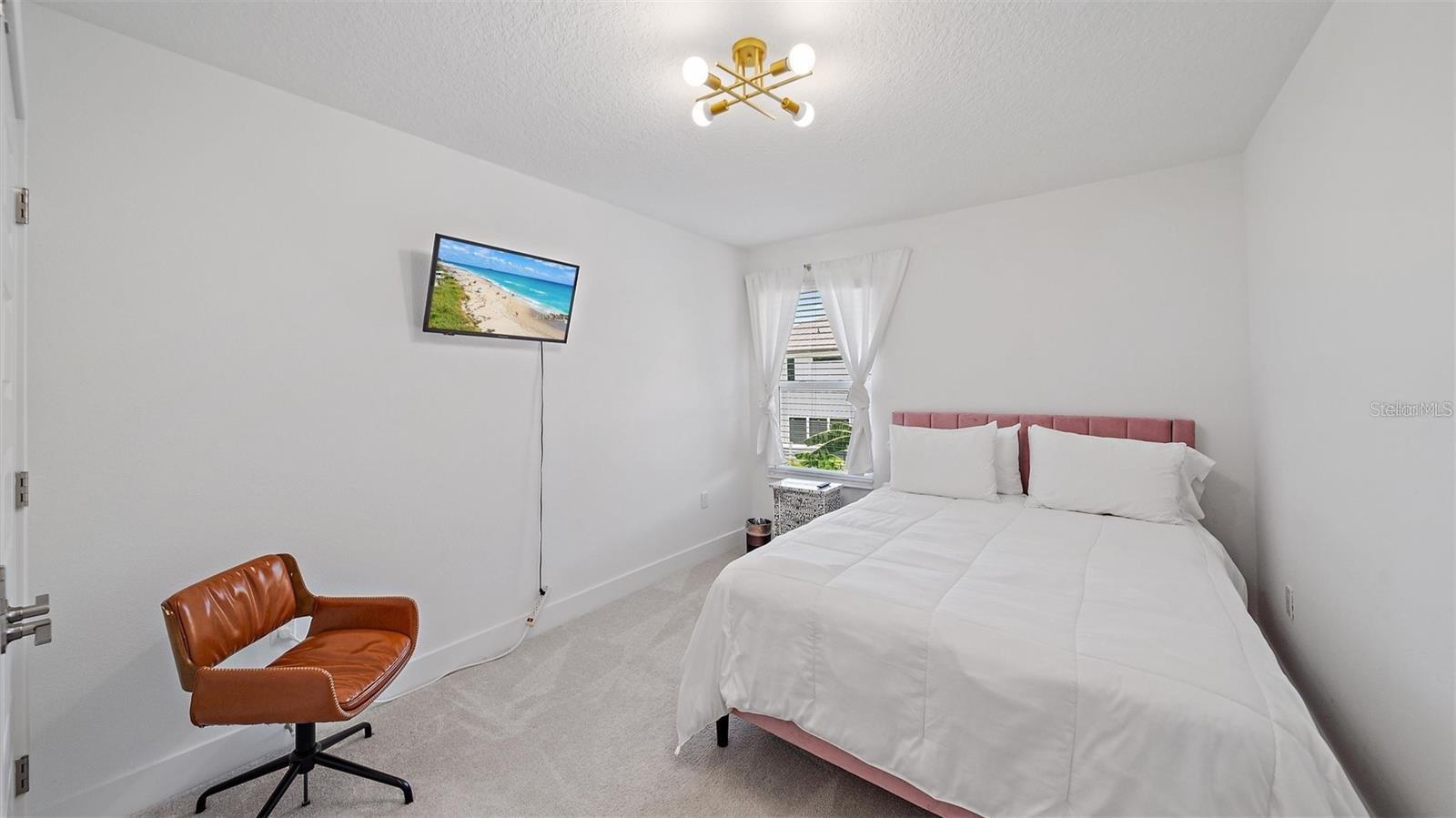 2587 Temple St Property Photo 16