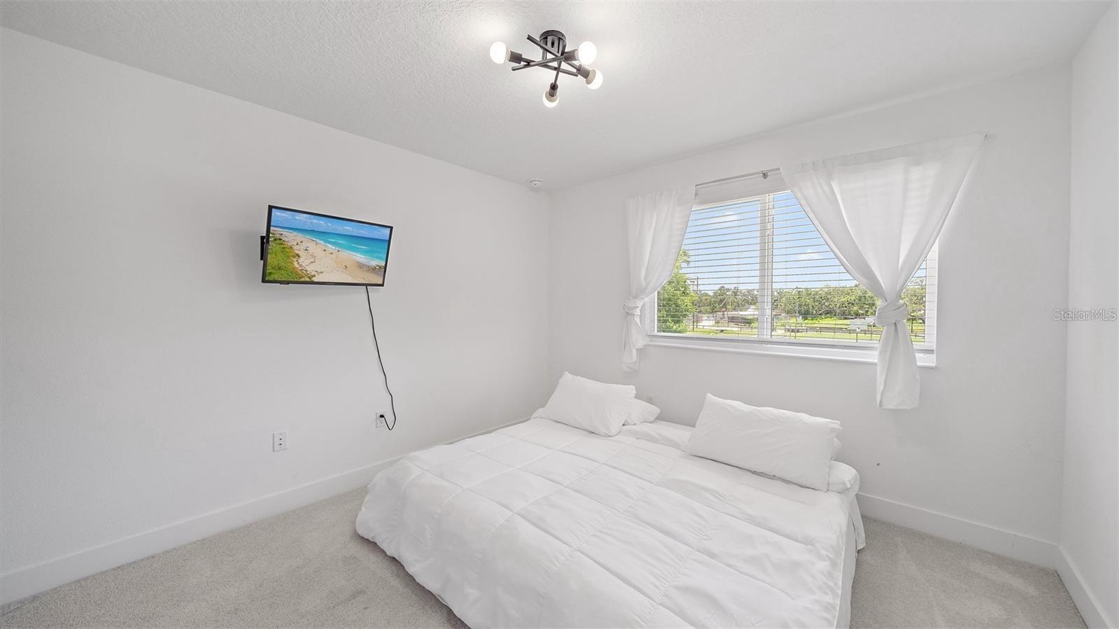 2587 Temple St Property Photo 17