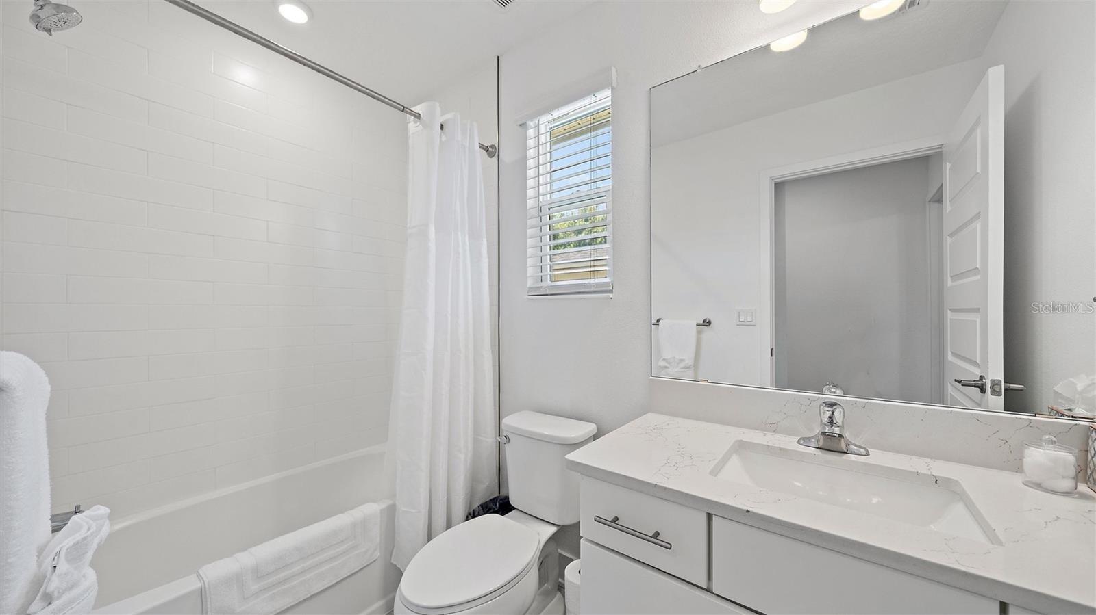 2587 Temple St Property Photo 18