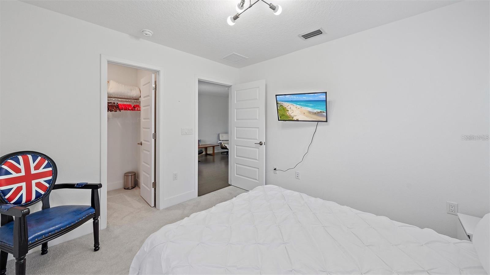 2587 Temple St Property Photo 19