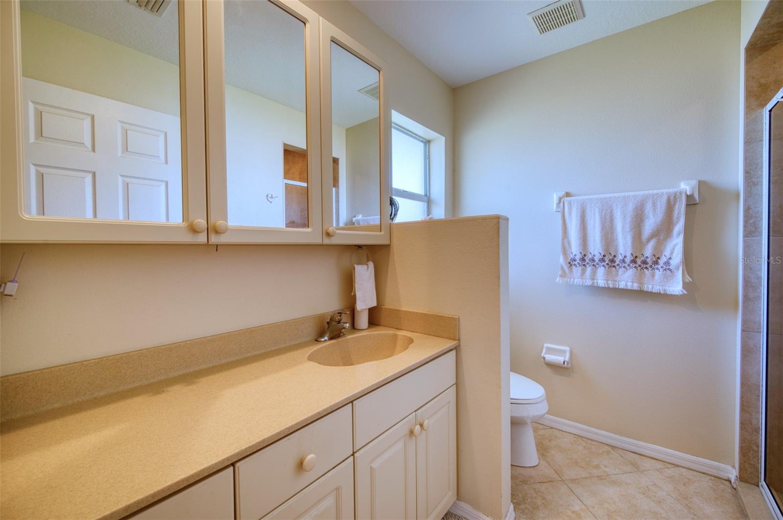 541 Falkland Rd Property Photo 9