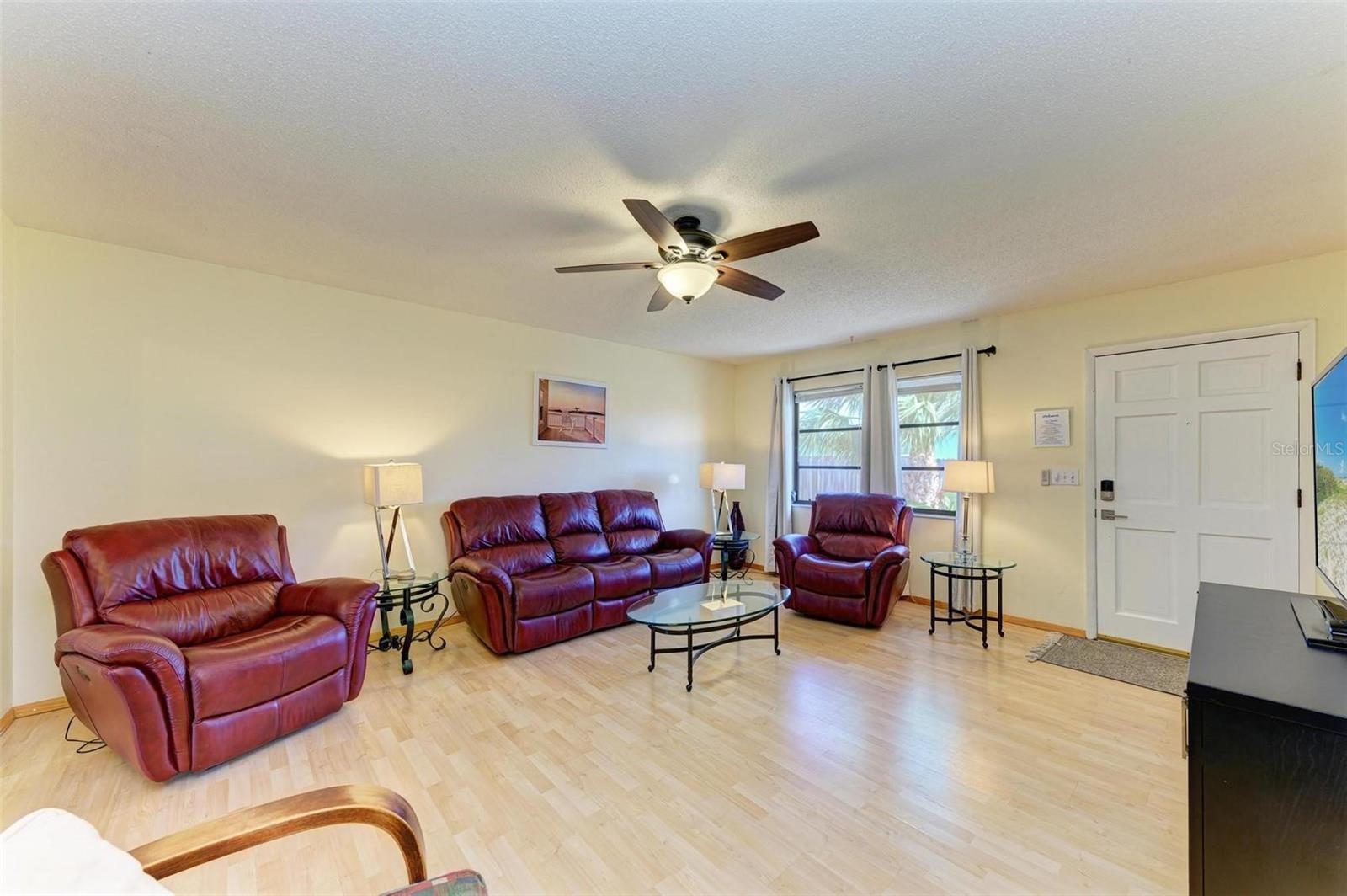 401 Shore Rd Property Photo 4
