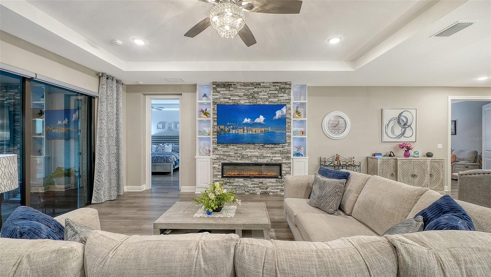 4921 Surfside Cir Property Photo 4