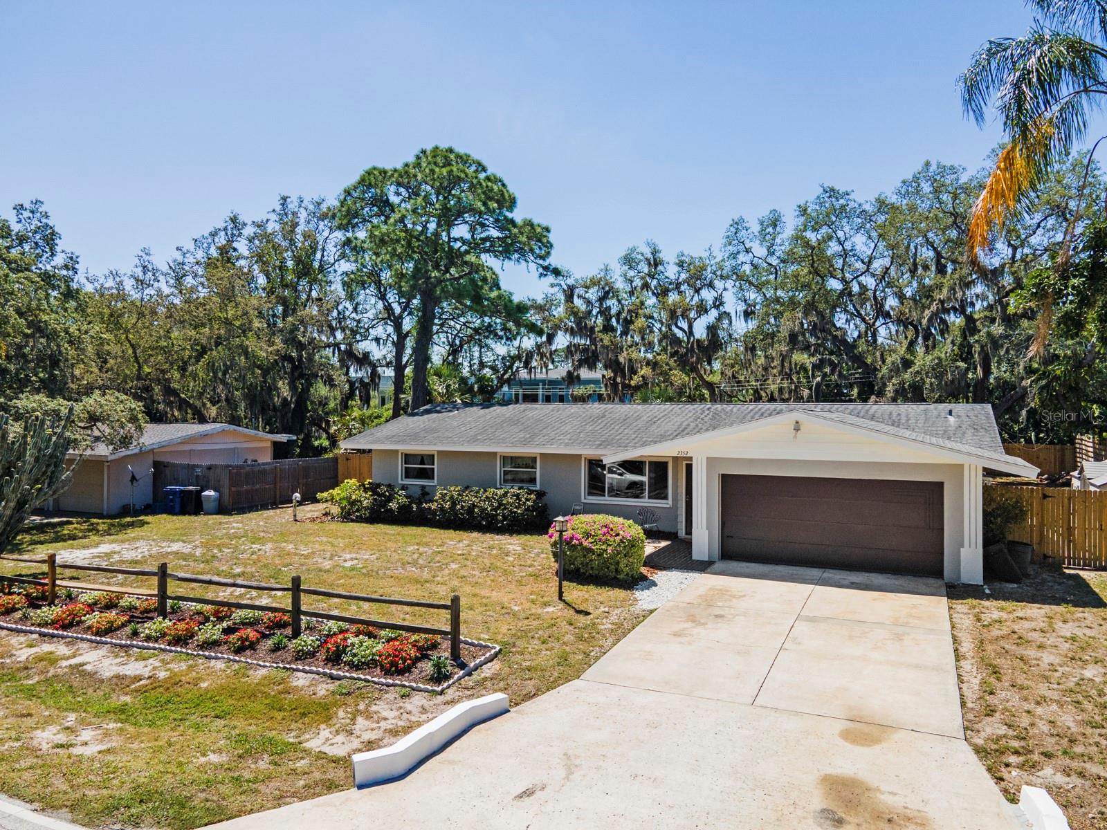 2352 Palm Ter Property Photo 3