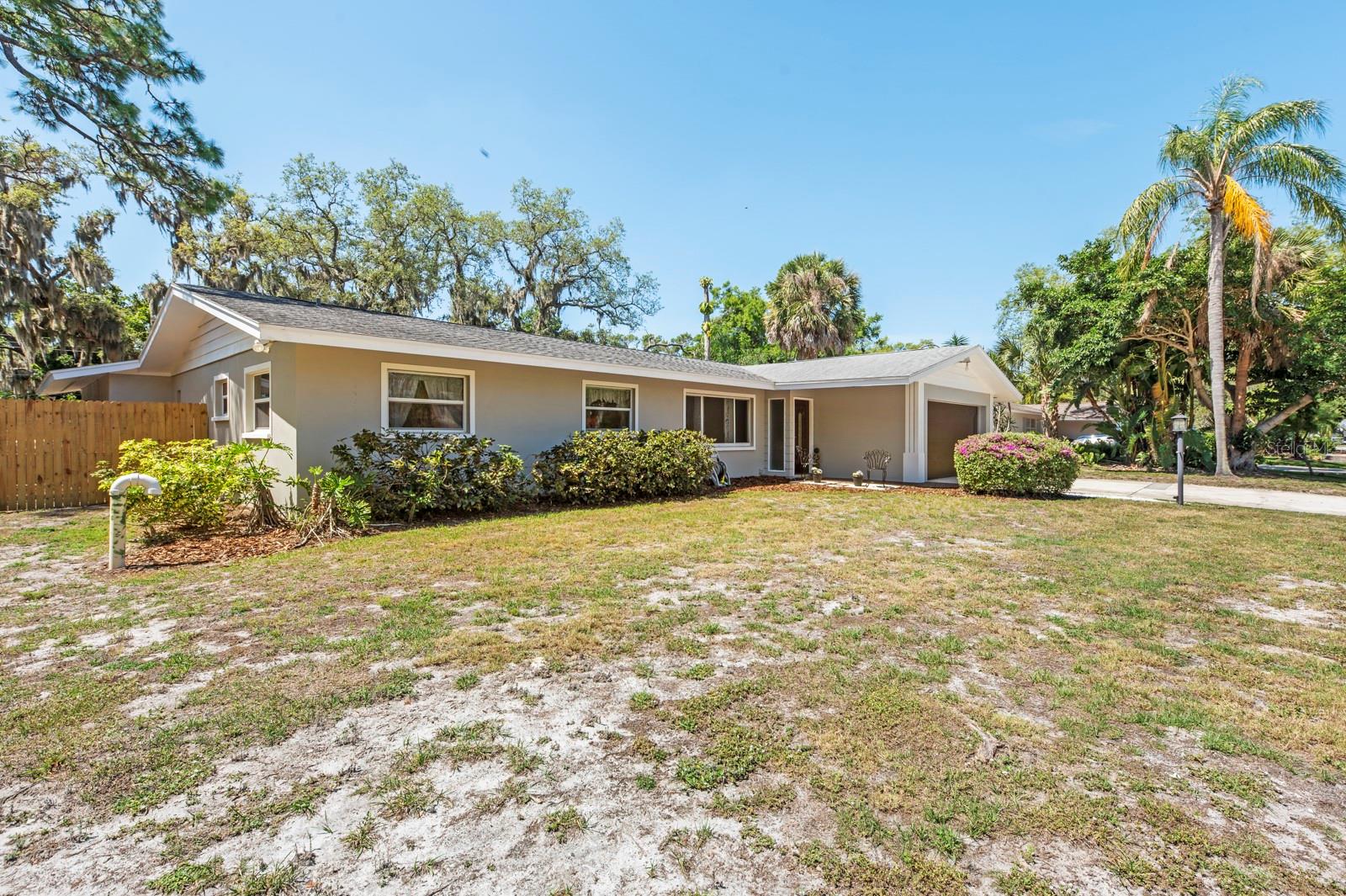2352 Palm Ter Property Photo 58