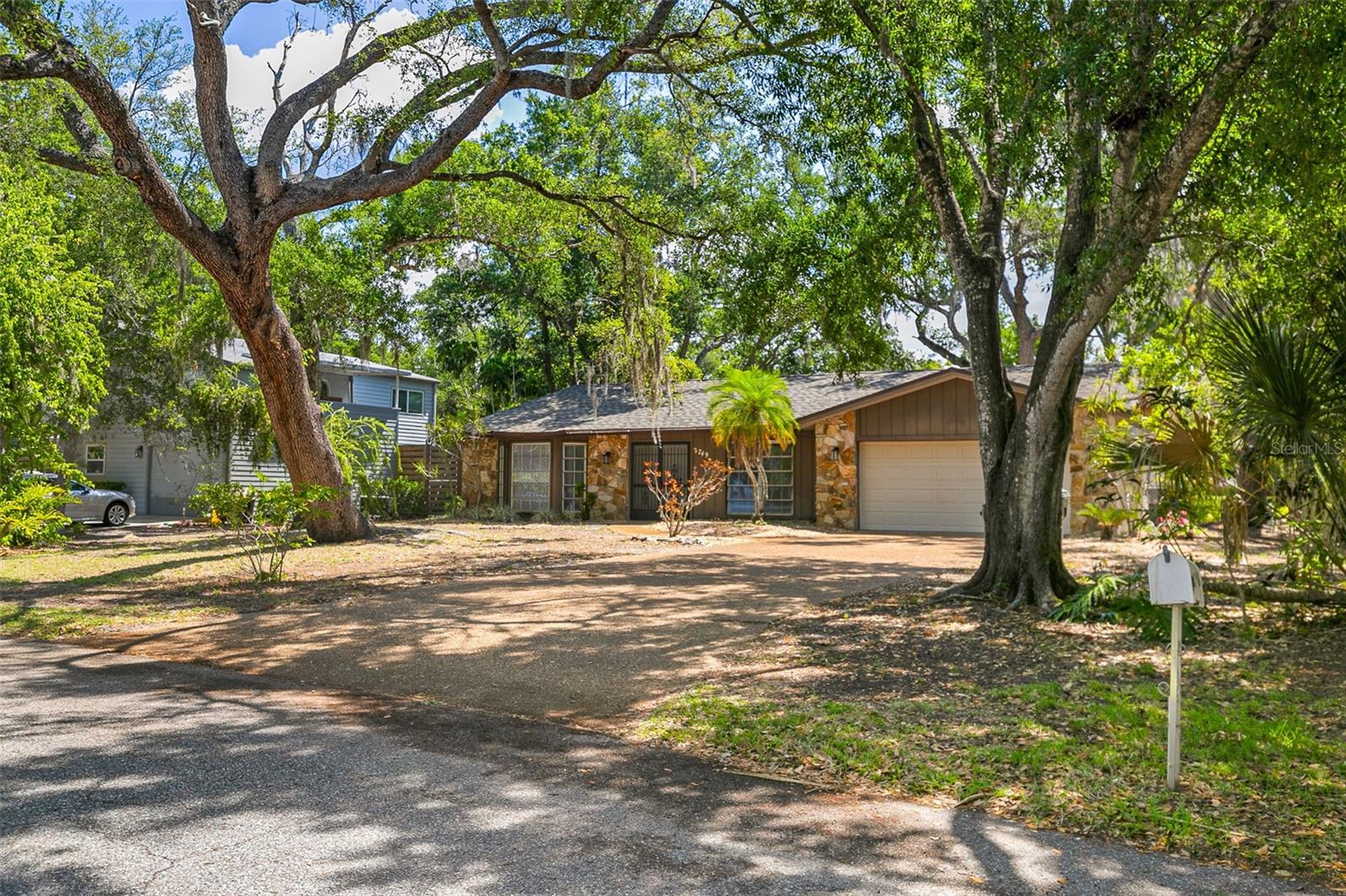 2749 Greendale Dr Property Photo 3