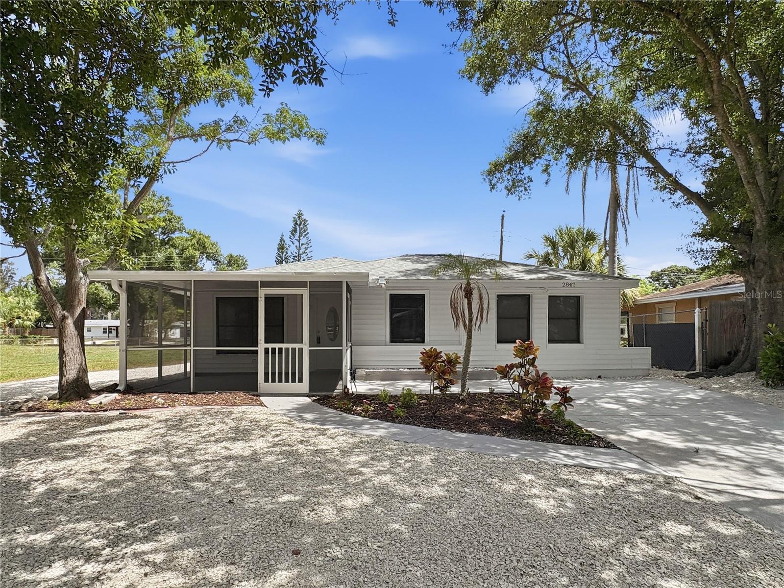 2847 OAK ST Property Photo 1