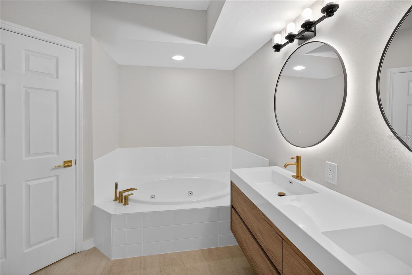 5430 Eagles Point Cir #202 Property Photo 28