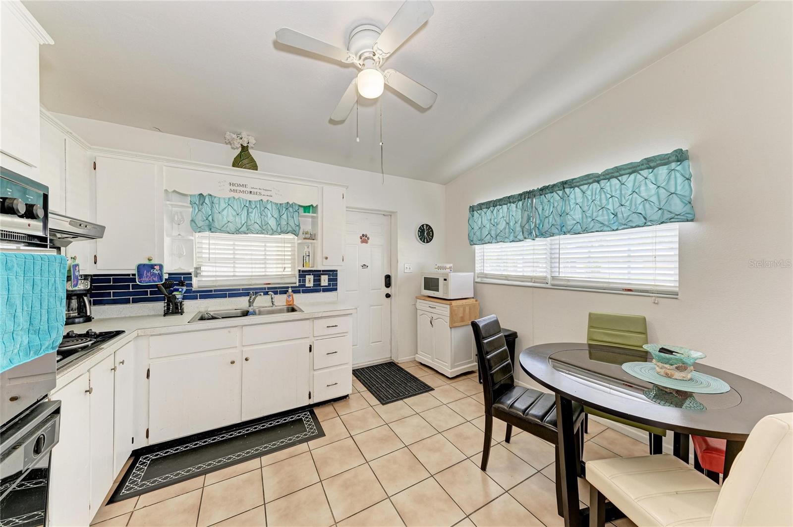 2564 Wood St Property Photo 11