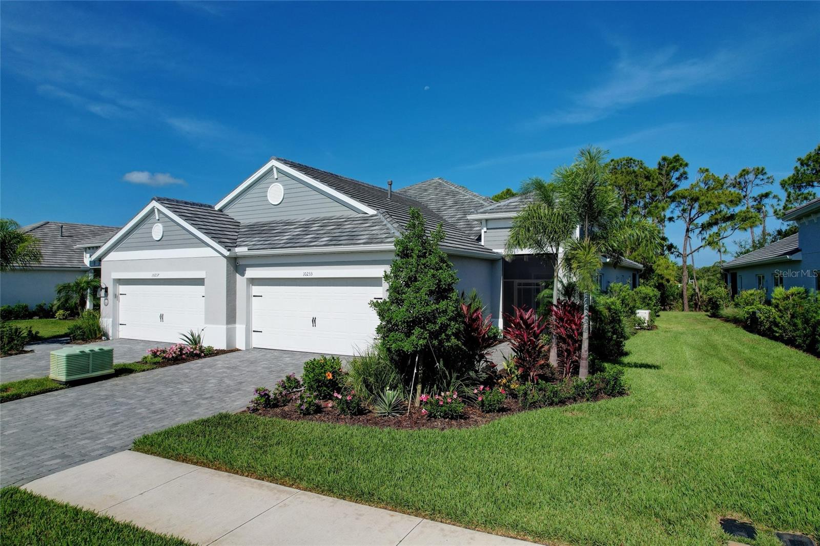 10233 LAKE WALES CIR Property Photo 1